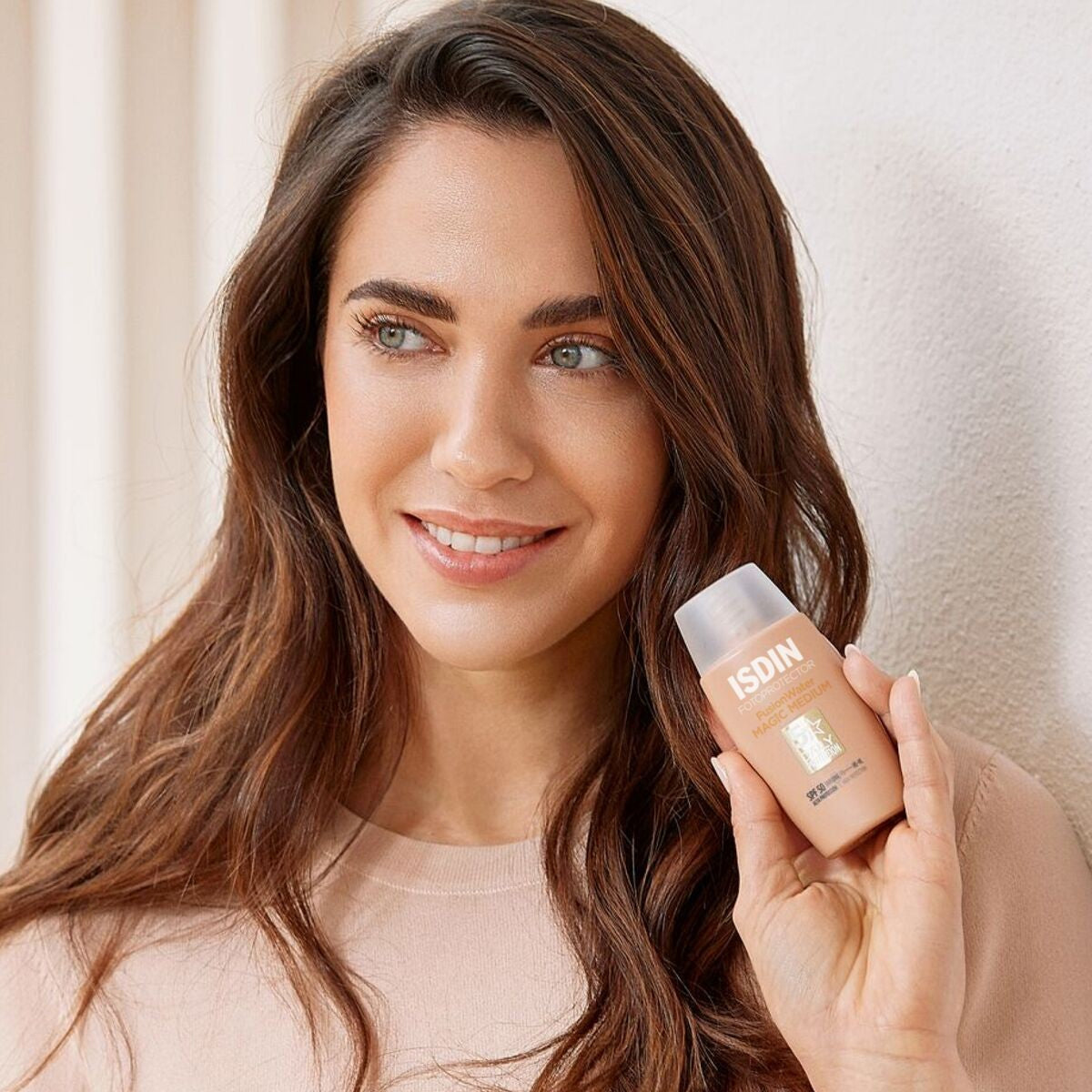 ISDIN Fotoprotector FusionWater Magic Medium SPF50 - 50ml | ازدن واقي شمسي مع لون موحد– 50 مل