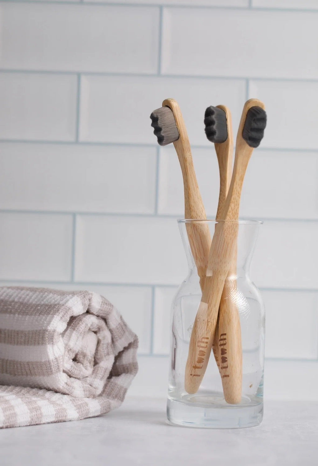 i tooth Bamboo Toothbrush black color | اي توث فرشاة الأسنان المصنوعة من الخيزران لون ابيض