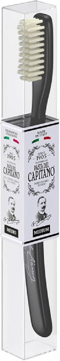 فرشاة أسنان كلاسيكية من العلامة التجارية الإيطالية العريقة باستا ديل كابيتانو (Pasta del Capitano 1905).