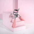 أداة تجعيد الرموش (Eyelash Curler) من العلامة التجارية e.b.t (Easy Beauty) ضمن مجموعة "Lovely Fruit".