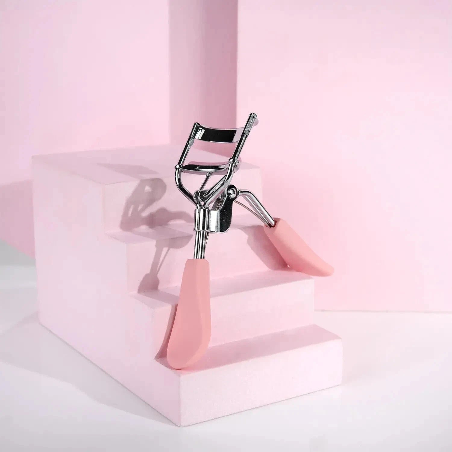 أداة تجعيد الرموش (Eyelash Curler) من العلامة التجارية e.b.t (Easy Beauty) ضمن مجموعة "Lovely Fruit".