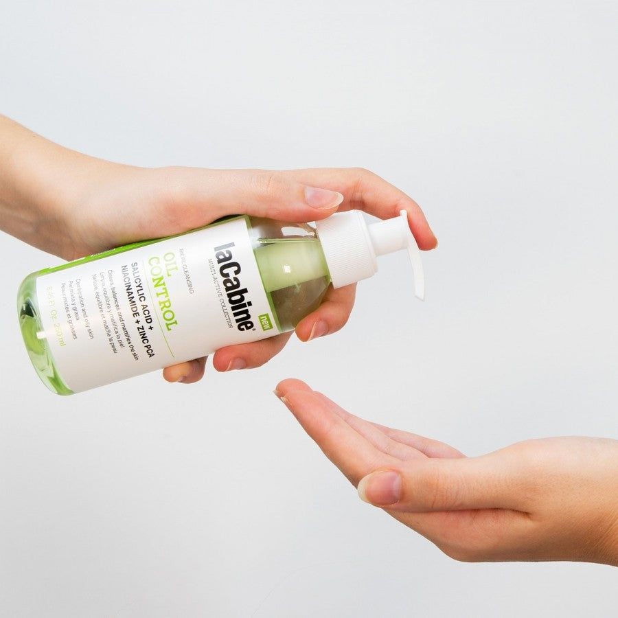 LaCabine Oil Control Facial Cleansing Gel، وهو جل منظف للوجه مصمم خصيصاً للعناية بالبشرة الدهنية والمختلطة