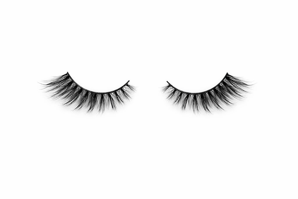 رموش صناعية من العلامة التجارية e.bt (Easy Beauty). تتميز هذه الرموش بتصميمها الخفيف والموزع بشكل طبيعي لتمنح العين مظهراً جذاباً ومرفوعاً