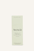 Arencia Green Tea + LHA Deep Pore Rice Cake Cleanser، وهو منظف ومقشر كوري شهير مصمم لتنظيف المسام بعمق وتحسين ملمس البشرة.
