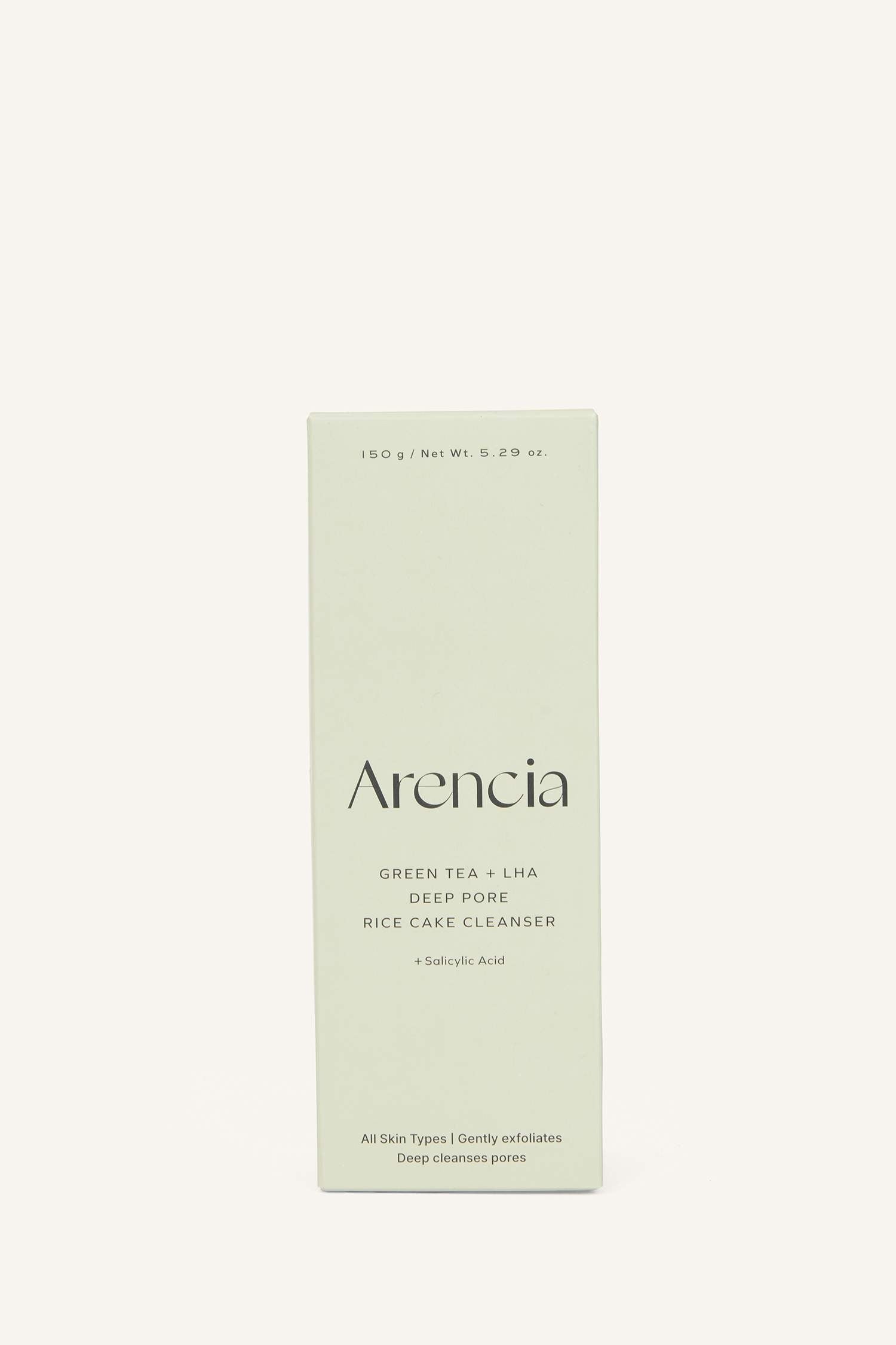 Arencia Green Tea + LHA Deep Pore Rice Cake Cleanser، وهو منظف ومقشر كوري شهير مصمم لتنظيف المسام بعمق وتحسين ملمس البشرة.