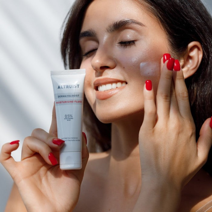 سائل الترطيب من ألترويست (Altruist Moisturising Fluid)، وهو منتج يجمع بين الترطيب العميق والحماية العالية من الشمس بعامل حماية SPF 50.